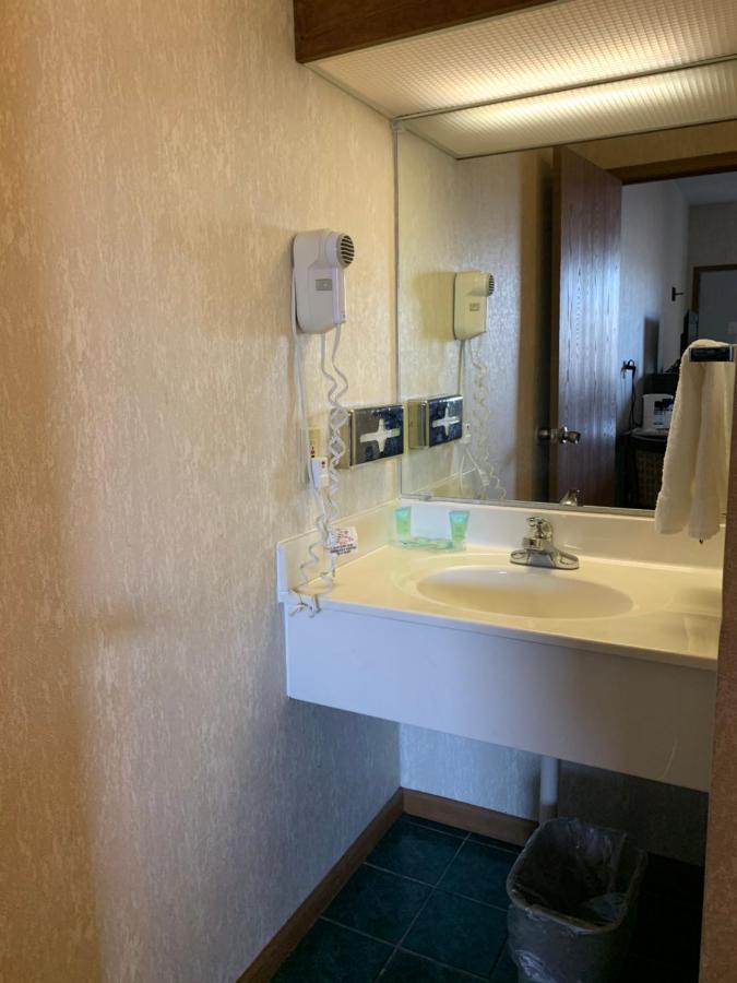 הניבאל Economy Inn & Suites מראה חיצוני תמונה